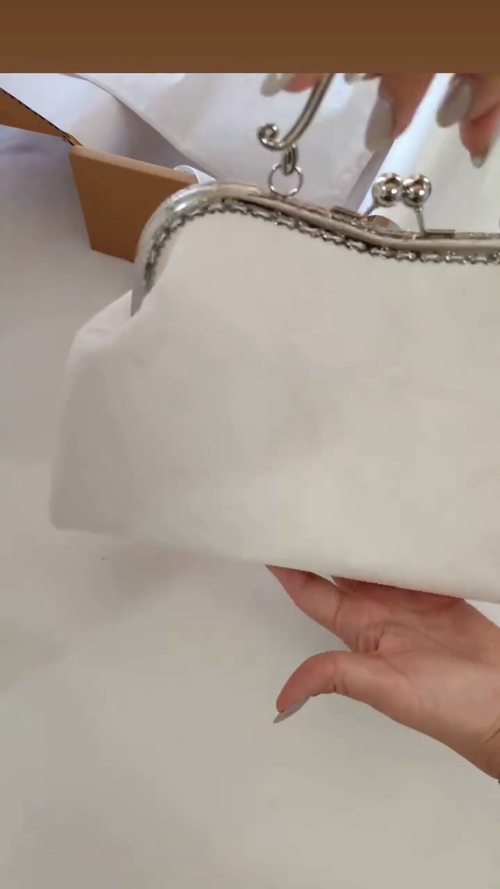 White 3D Floral Beaded Kiss-Lock Clutch