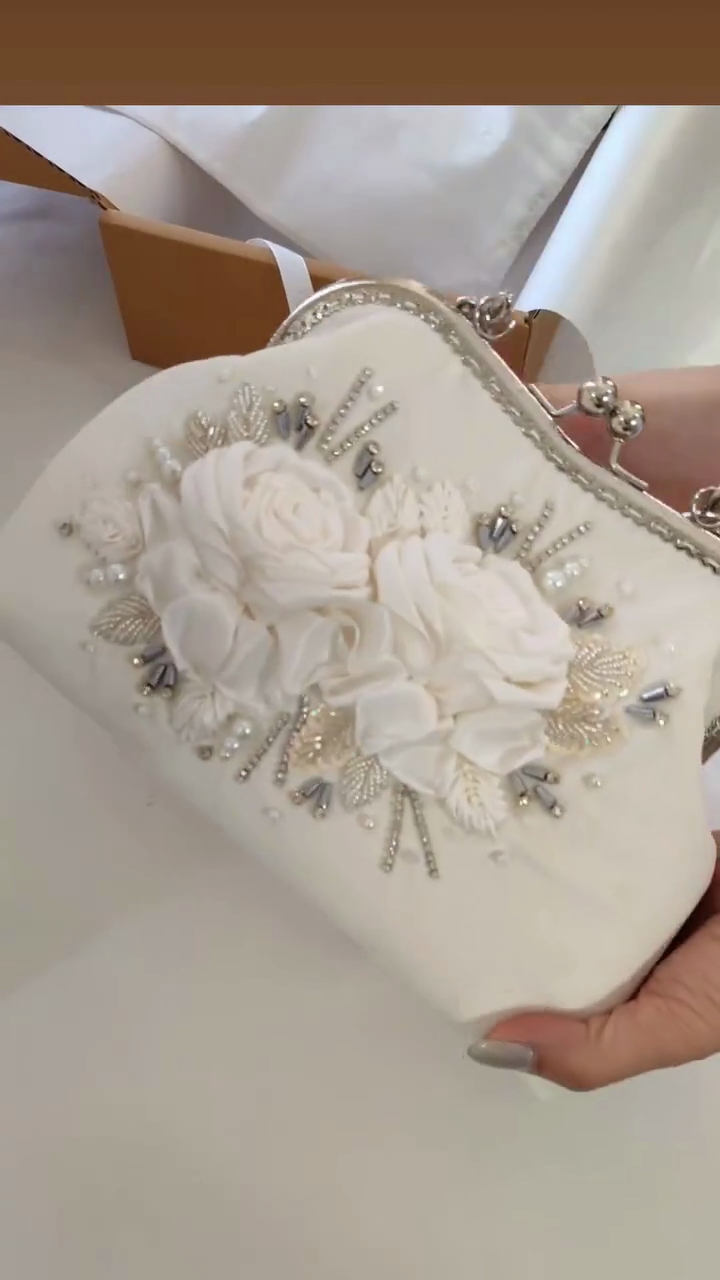 White 3D Floral Beaded Kiss-Lock Clutch