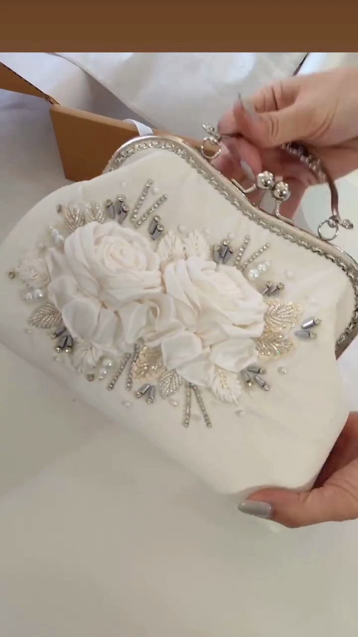 White 3D Floral Beaded Kiss-Lock Clutch